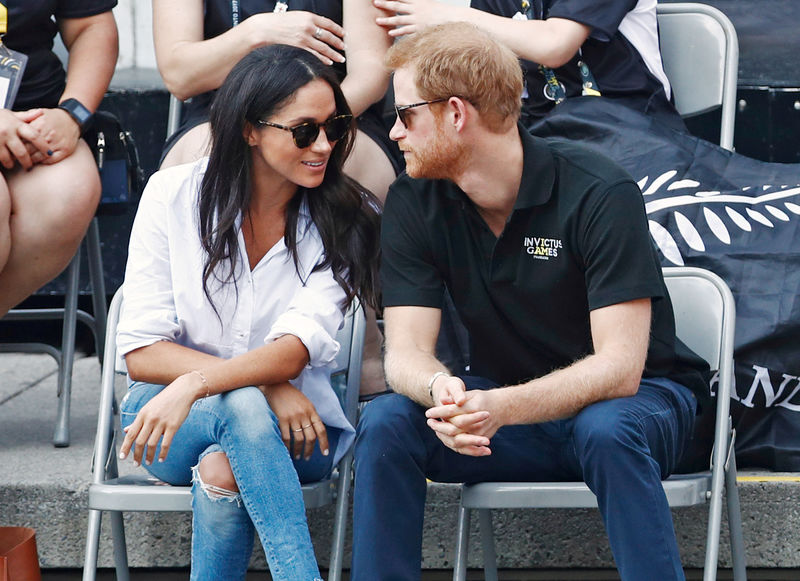 © Reuters. FILE PHOTO: Britain's Prince Harry arrives with girlfriend actress Meghan Markle at the wheelchair tennis event during the Invictus Games in Toronto