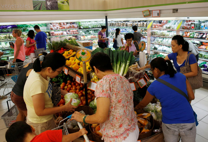 © Reuters. People shop for vegetables at a supermarket in Singapore