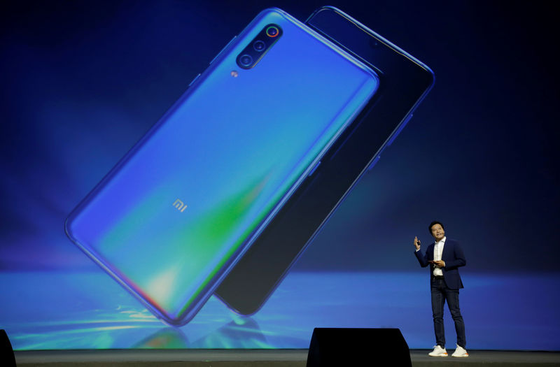 © Reuters. FILE PHOTO: Xiaomi founder and CEO Lei Jun attends a launch ceremony of the new flagship phone Xiaomi Mi 9 in Beijing