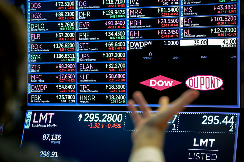 © Reuters. FILE PHOTO: A screen displays the trading information for chemical producer DowDuPont Inc. on the floor at the NYSE in New York