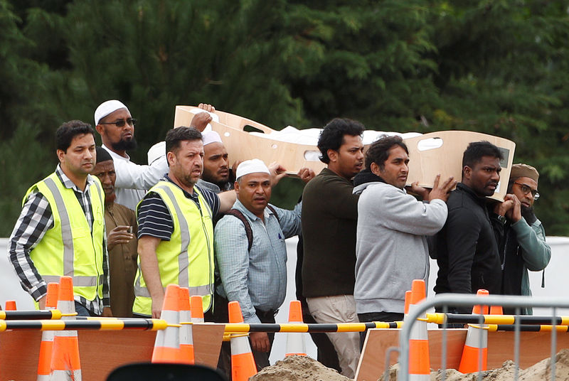 © Reuters. Personas asisten al entierro de Hussein Mohamed Khalil Moustafa, de 70 años, víctima de los ataques a una mezquita, en el cementerio Memorial Park de Christchurch.