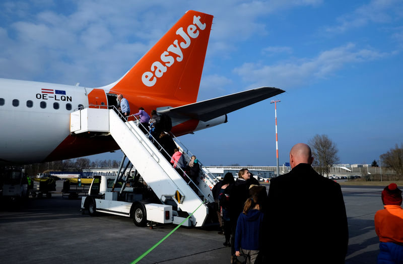 © Reuters. Passengers board the easyJet aircraft from Berlin to Geneva at Schoenefeld airport