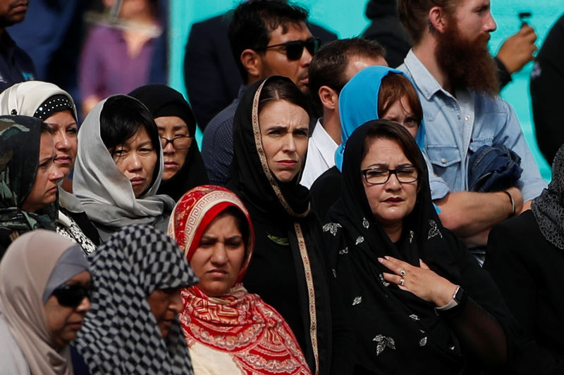 © Reuters. La primera ministra de Nueva Zelanda, Jacinda Ardern, asiste a las oraciones del viernes en el parque Hagley fuera de la mezquita de Al-Noor en Christchurch
