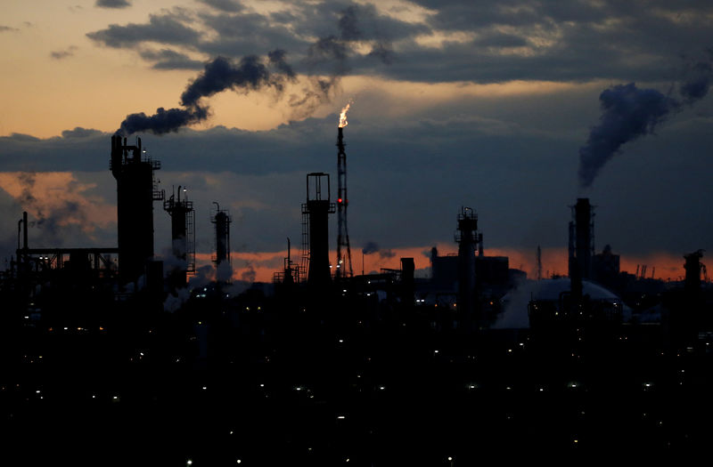 © Reuters. FILE PHOTO: Steam is emitted from factories at sunset in Keihin industrial zone in Kawasaki