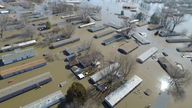 © Reuters. Buildings are submereged in floodwater in Bellevue, Nebraska
