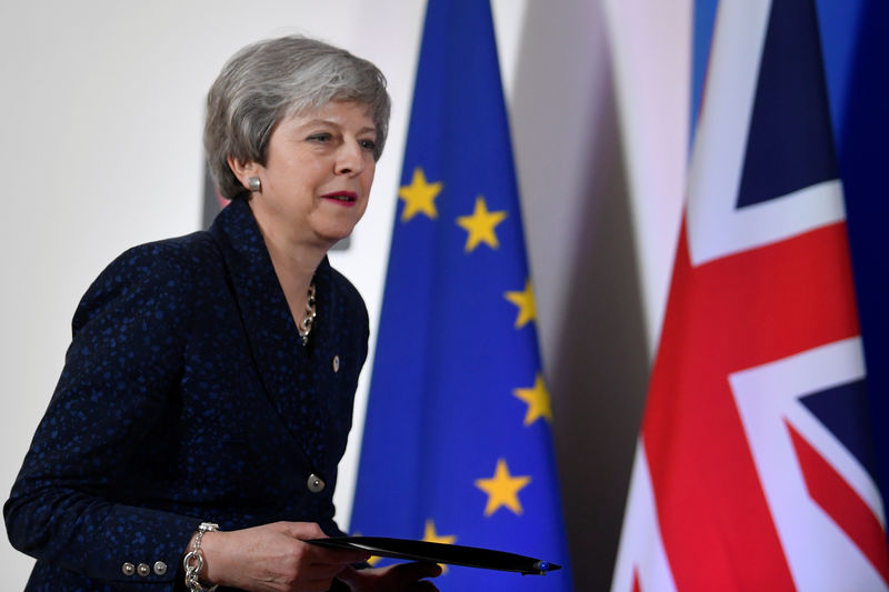 © Reuters. La primera ministra británica, Theresa May, llega a una sesión informativa después de reunirse con los líderes de la UE en Bruselas