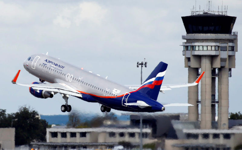 © Reuters. Лайнер компании Аэрофлот взлетает из французского аэропорта Тулуза-Бланьяк