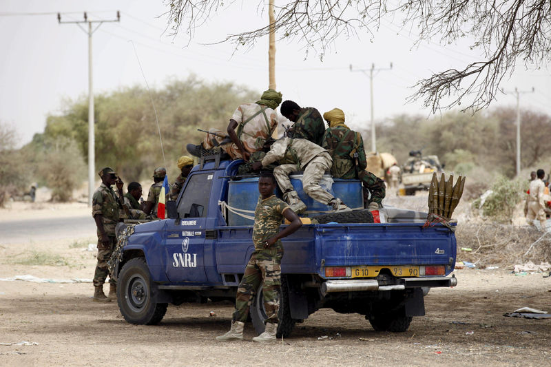 © Reuters. FOTO DEL ARCHIVO: Soldados chadianos, parte de un grupo de trabajo de África Occidental que lucha contra los militantes de Boko Haram, en una camioneta militar en Damasak