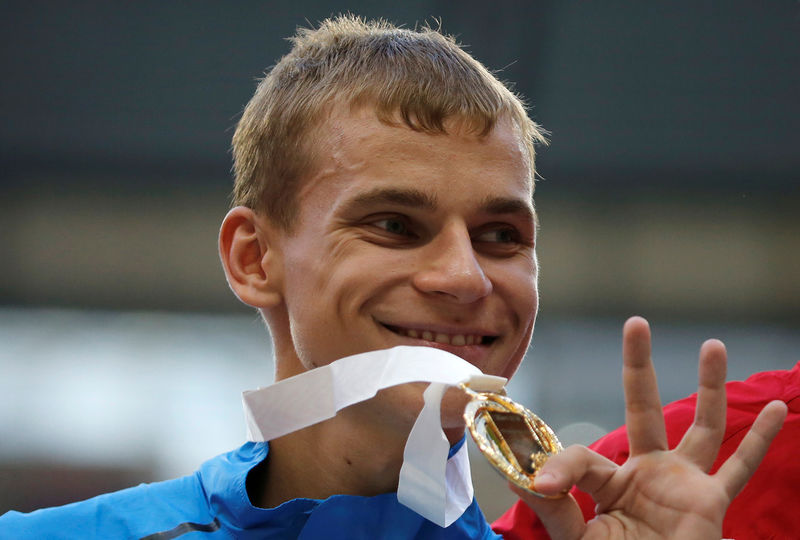 © Reuters. Gold medallist Ivanov of Russia poses during the award ceremony for the men's 20 km race walk final during the IAAF World Athletics Championships at the Luzhniki stadium in Moscow