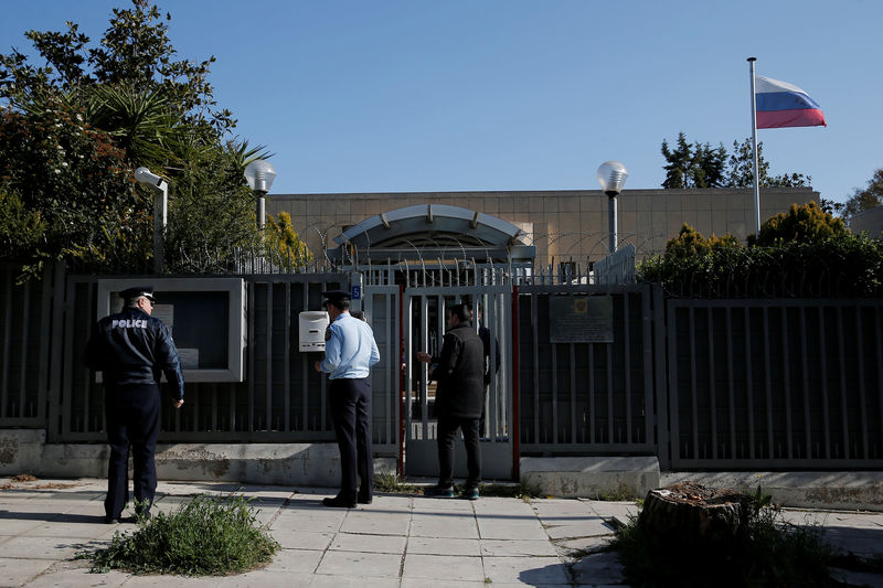 © Reuters. Los oficiales de policía permanecen fuera del consulado ruso después de una explosión en Atenas