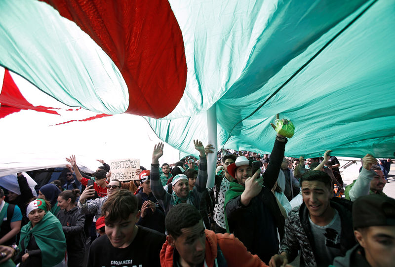 © Reuters. المئات يحتجون مجددا في شوارع العاصمة الجزائرية