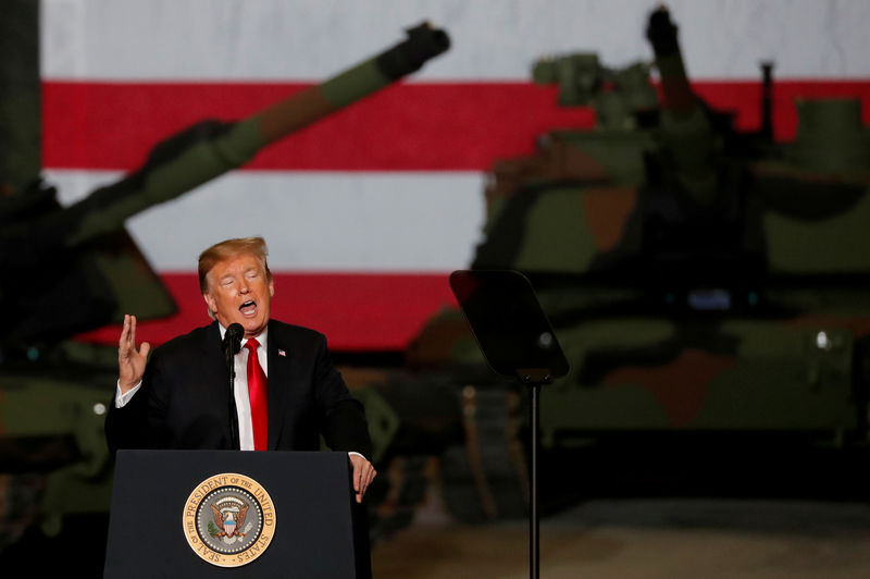 © Reuters. FILE PHOTO - U.S. President Trump visits the Lima Army Tank Plant (LATP) in Lima, Ohio
