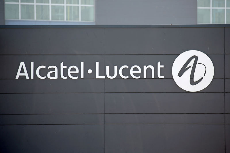 © Reuters. FILE PHOTO: The Alcatel Lucent logo is seen in Calais