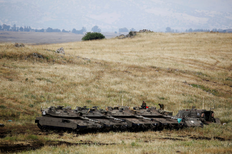 © Reuters. Tanques e soldados israelenses  perto da fronteira com a Síria nas Colinas de Golã