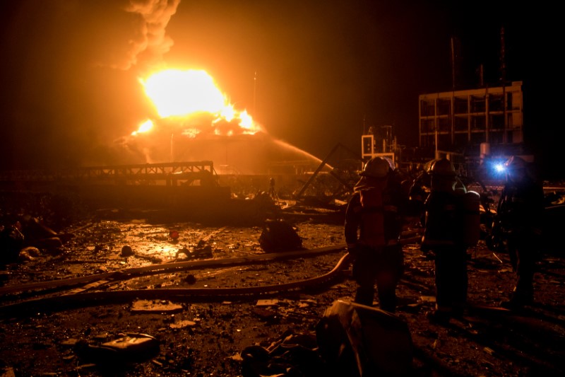 © Reuters. Bomberos luchan en la extinción del incendio provocado por una explosión en una planta de pesticidas propiedad de Tianjiayi Chemical, en Yancheng, provincia de Jiangsu, China.