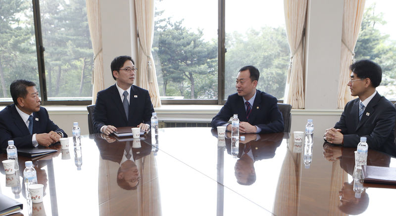 © Reuters. Vice-ministro da Unificação sul-coreano, Chun Hae-sung, participa de reunião em escritório de diálogo entre Coreias do Sul e do Norte, em Seul