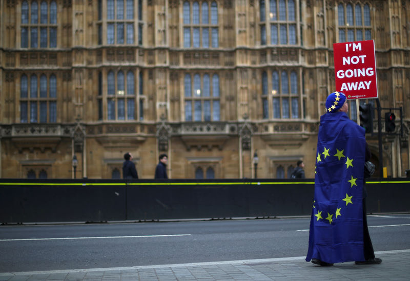 © Reuters. Manifestante anti-Brexit em frente ao Parlamento britânico