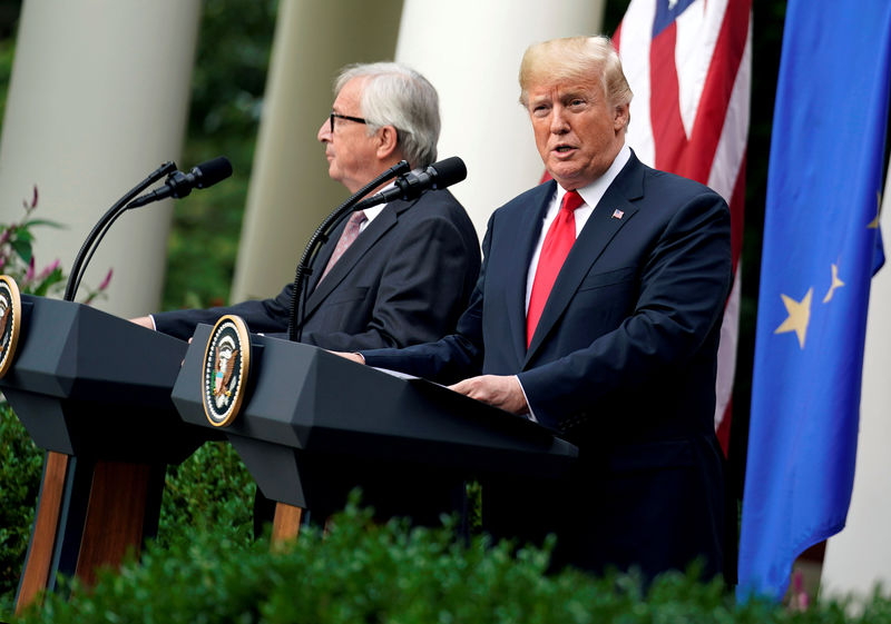 © Reuters. FILE PHOTO: U.S. President Donald Trump and European Commission President Jean-Claude Juncker speak about trade relations at the White House in Washington