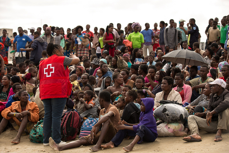 © Reuters. Sobreviventes do ciclone Idai chegam a centro para desabrigados em Beira