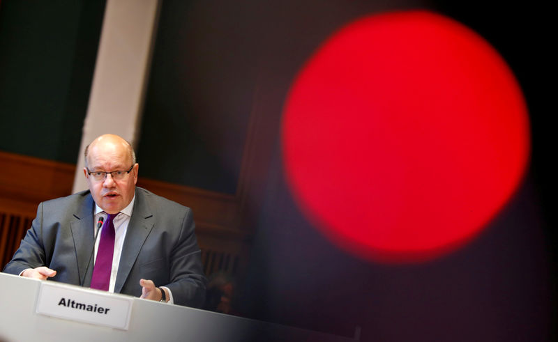 © Reuters. FILE PHOTO: German Economy Minister Peter Altmaier presents the national industry strategy for 2030 during a news conference in Berlin