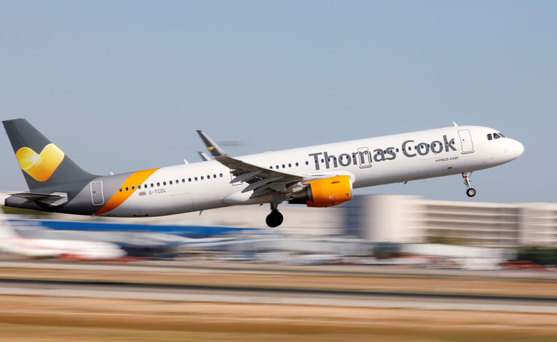 © Reuters. Лайнер компании Thomas Cook вылетает из аэропорта Пальма-де-Мальорка