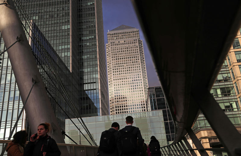 © Reuters. People walk through the Canary Wharf financial district of London