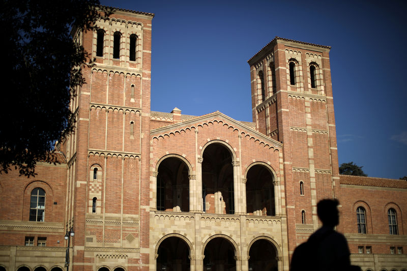 © Reuters. A student walks past Royce Hall on the University of California Los Angeles (UCLA) campus in Los Angeles