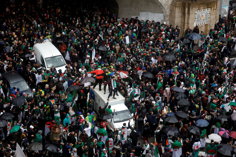 © Reuters. شهود: مئات آلاف المتظاهرين يحتشدون في وسط العاصمة الجزائر