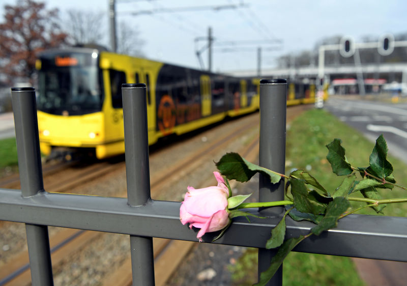 © Reuters. Flores são colocadas no local de um tiroteio em Utrecht, na Holanda