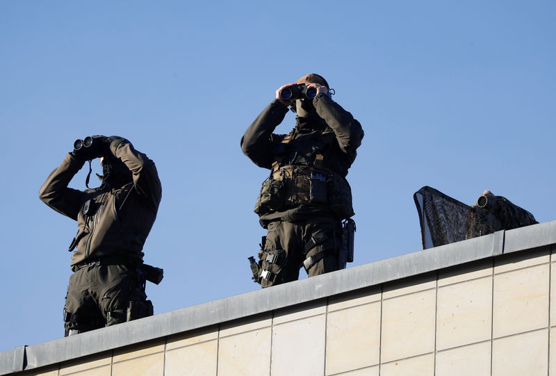 © Reuters. German special police forces observe the situation in front of the National Theatre before the start of the anniversary festivities marking 100 years of the Weimar Constitution, in Weimar