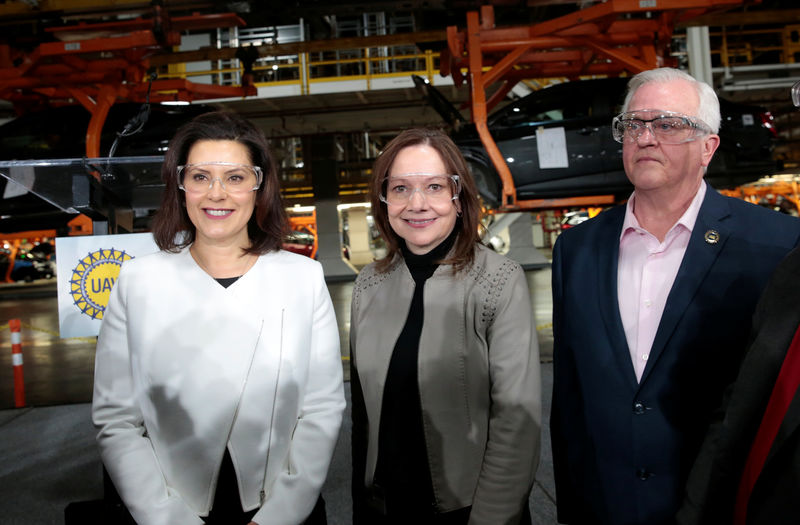 © Reuters. General Motors Chief Executive Mary Barra poses for a photograph with Michigan Governor Gretchen Whitmer and United Auto Workers union Vice President Terry Dittes at the GM Orion Assembly Plant in Lake Orion