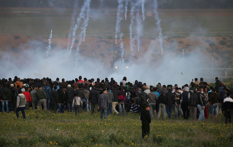 © Reuters. القوات الإسرائيلية تقتل فلسطينيين أثناء احتجاج على حدود غزة