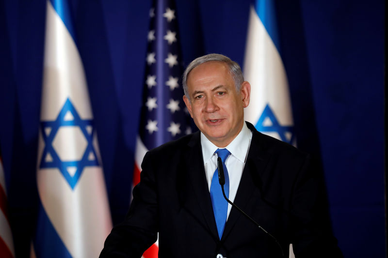 © Reuters. Israeli Prime Minister Benjamin Netanyahu speaks as U.S. Secretary of State Mike Pompeo visits Netanyahu's official residence in Jerusalem