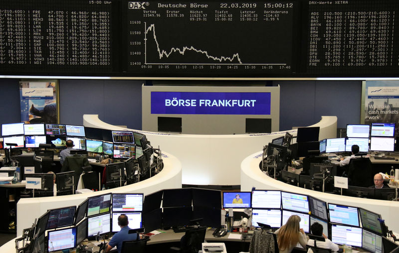 © Reuters. Operadores na Bolsa de Valores de Frankfurt