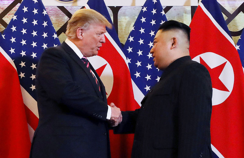 © Reuters. U.S. President Donald Trump meets with North Korean leader Kim Jong Un in Hanoi