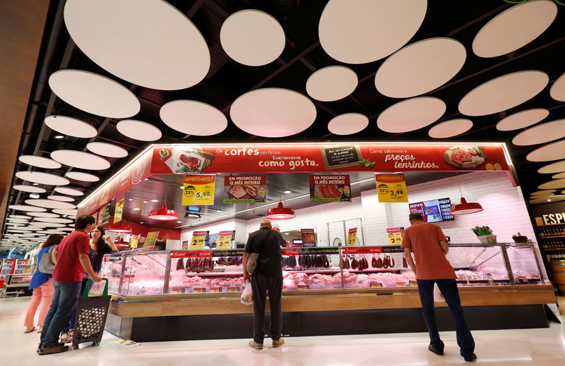 © Reuters. FILE PHOTO:  Consumers wait to buy meat products at a Pingo Doce supermarket in Lisbon