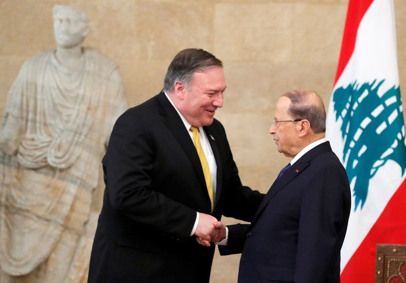 © Reuters. Secretário de Estado dos EUA, Mike Pompeo, cumprimenta presidente do Líbano, Michel Aoun, no palácio presidencial em Baabda