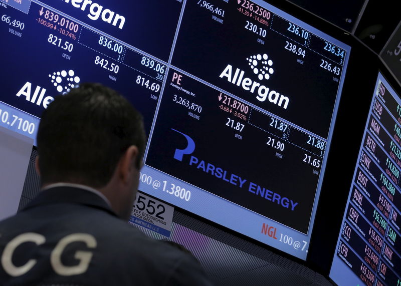 © Reuters. A trader works at the post that trades Parsley Energy Inc. and  Allergan Plc., on the floor of the NYSE