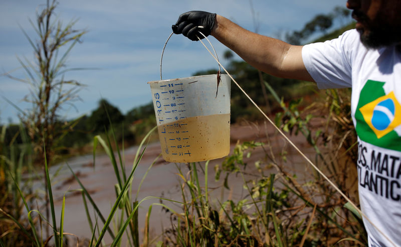 © Reuters. Membro do SOS Mata Atlântica coleta água do rio Paraopeba após desastre em Brumadinho (MG)