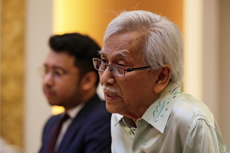 © Reuters. Malaysia's new government advisor Daim Zainuddin speaks during a meeting with Chinese Foreign Minister Wang Yi at the Ministry of Foreign Affairs in Beijing