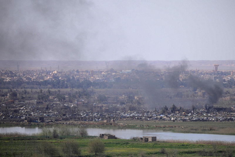 © Reuters. FILE PHOTO: Smoke rises from the last besieged neighborhood in the village of Baghouz, Deir Al Zor province