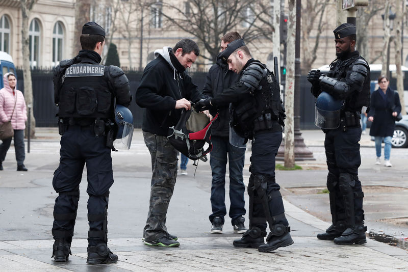 © Reuters. Militares franceses se unen a la policía para encarar la última protesta de los "chalecos amarillos"