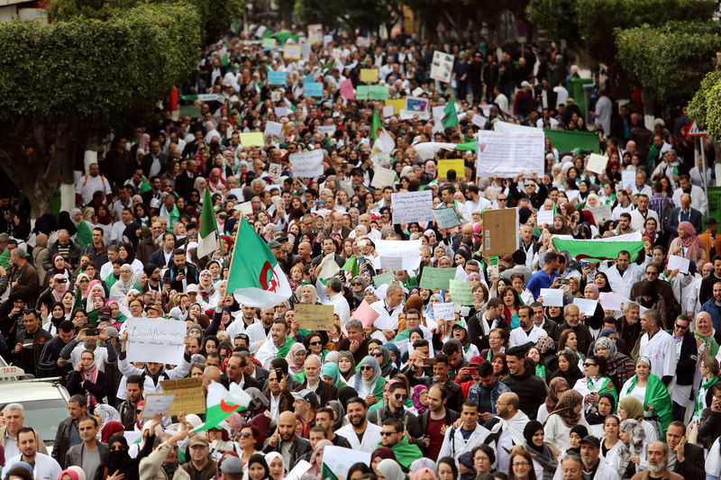 © Reuters. مئات المحامين الجزائريين يحتجون ضد بوتفليقة