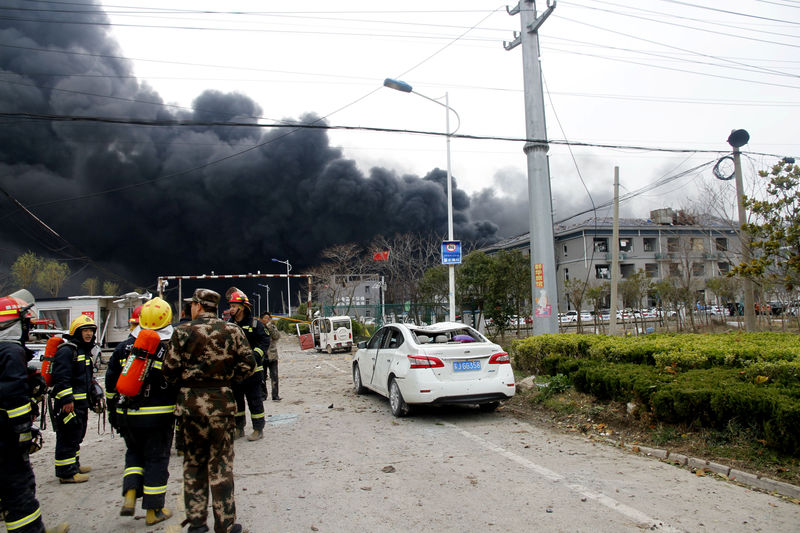 © Reuters. Equipos de rescate en China sacan supervivientes de los escombros de una fábrica, 64 fallecidos
