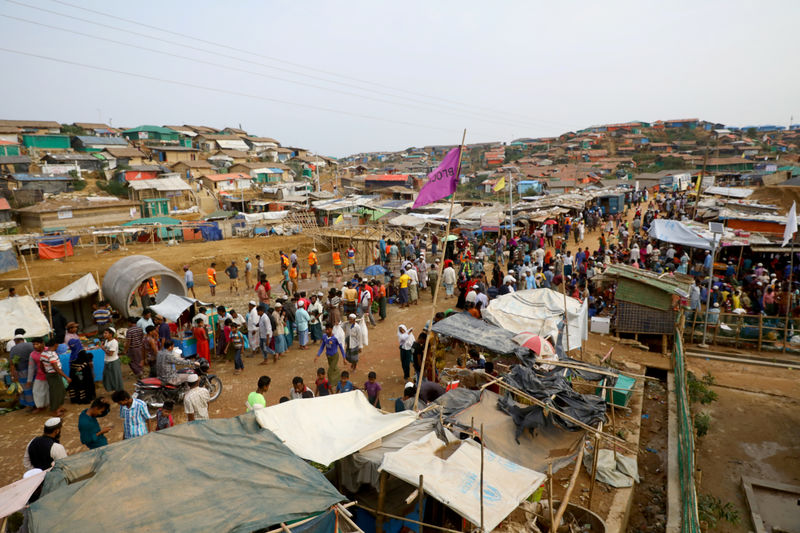 © Reuters. FILE PHOTO: Rohingya refugees gather at a market inside a refugee camp in Cox's Bazar