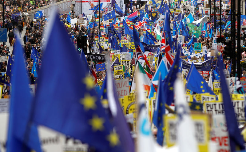 © Reuters. Cientos de miles de manifestantes piden en Londres otro referéndum sobre el Brexit