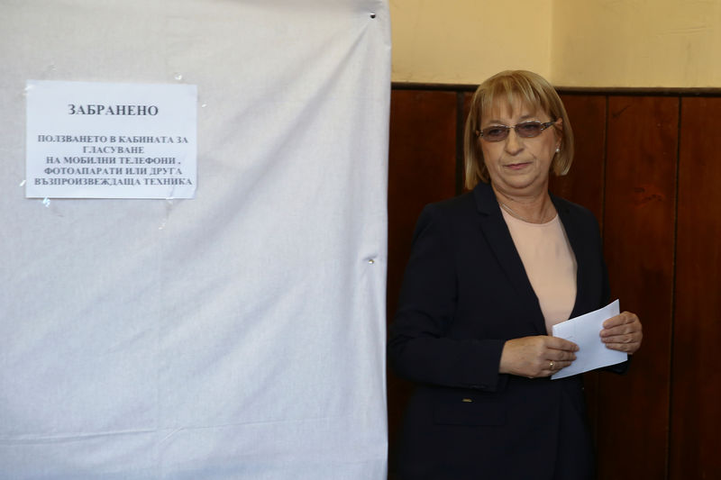 © Reuters. Presidential candidate for GERB party Tsacheva holds her ballot paper during a presidential election in Pleven