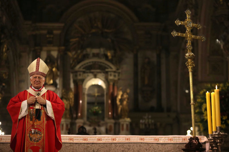 © Reuters. بابا الفاتيكان يقبل استقالة كاردينال متهم بالتستر على انتهاكات جنسية