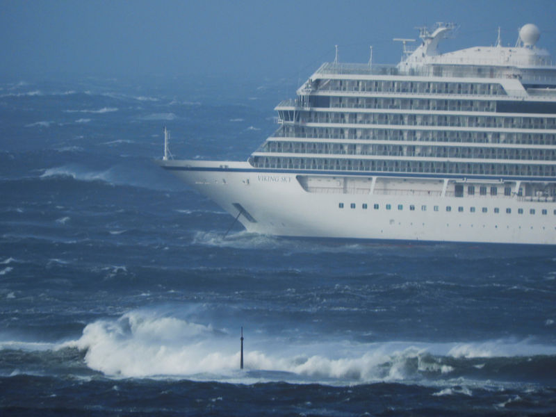 © Reuters. A cruise ship Viking Sky drifts towards land after an engine failure in Hustadvika