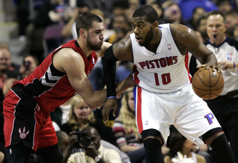 © Reuters. Detroit Pistons' Monroe drives against Toronto Raptors' Valanciunas during their NBA basketball game in Auburn Hills